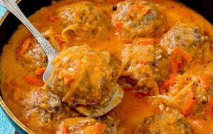 Для тефтелей возьмите 750 г свиного фарша