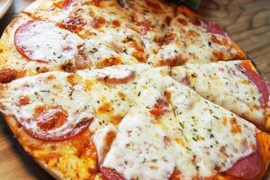 Основу для цієї піци роблять із фаршу