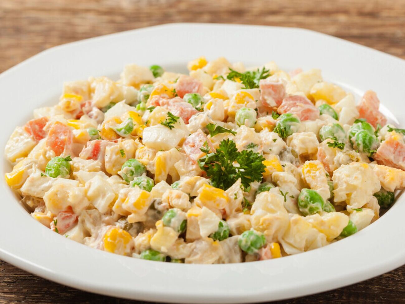 Для этого салата возьмите 200 г рисовой лапши