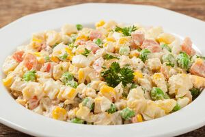 Для этого салата возьмите 200 г рисовой лапши