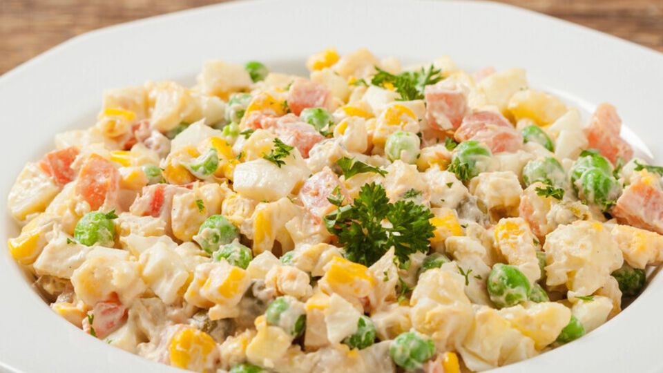 Для этого салата возьмите 200 г рисовой лапши