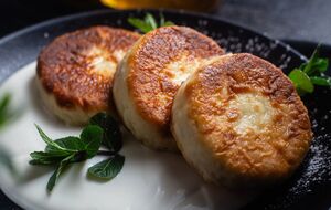 Сырники жарят до золотистой корочки