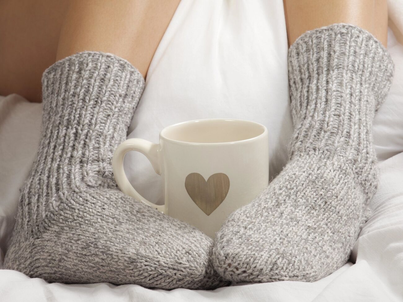 Перш ніж надівати шкарпетки, ноги потрібно зігріти