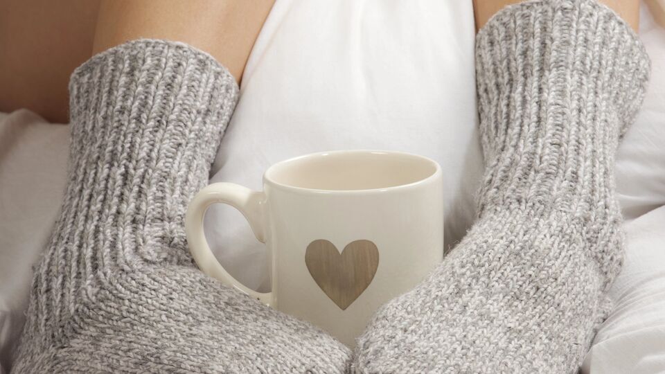 Прежде чем надевать носки, ноги нужно согреть