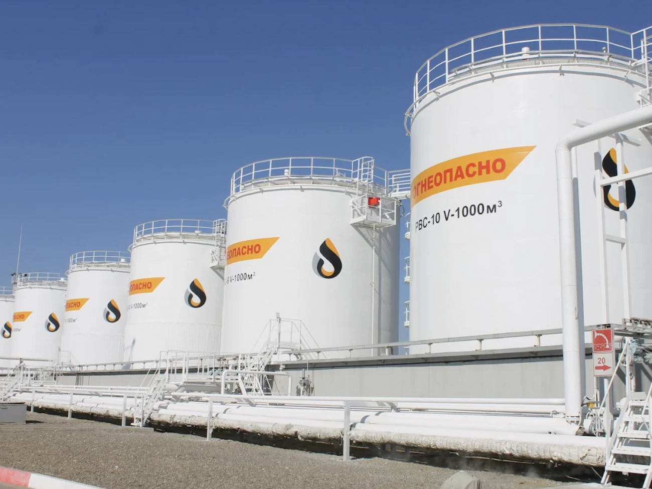 За даними Генштабу, на заводі уражено елементи установки перероблення нафти