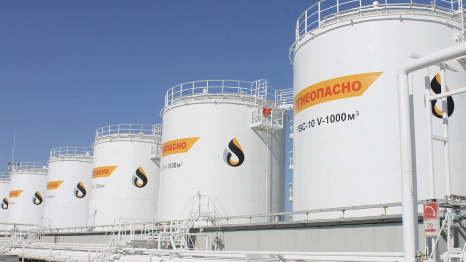 За даними Генштабу, на заводі уражено елементи установки перероблення нафти