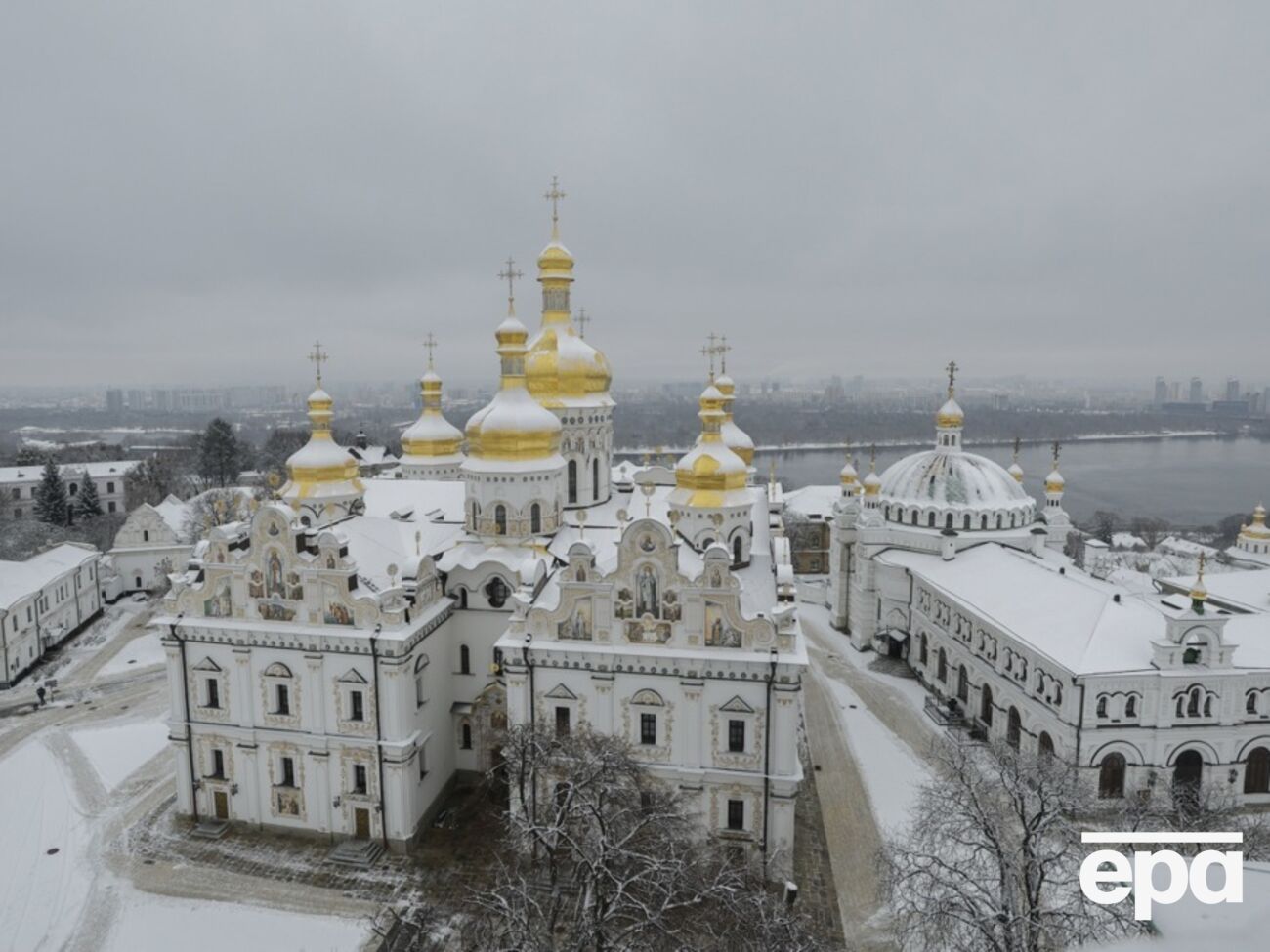 Взрыв повредил окна, двери и фрагменты штукатурной отделки Лавры