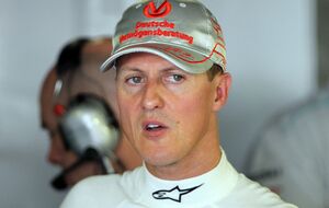 Шумахер у грудні 2013 року впав, катаючись на гірських лижах, і дістав травму голови