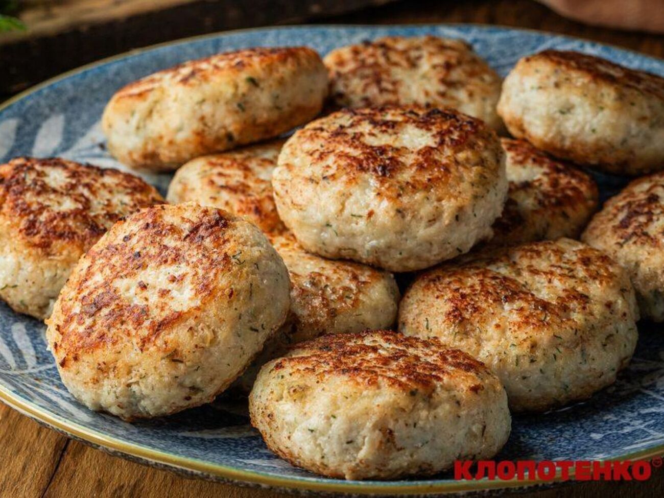 Обжарьте котлеты на сковороде с растительным маслом на среднем огне до румяной корочки