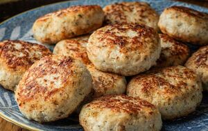 Обсмажте котлети на сковорідці з олією на середньому вогні до рум'яної скоринки