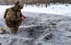 Росіяни скидають із БПЛА вибухові пристрої в мішках, які можуть спрацьовувати від натискання або наближення, повідомили в Сумській ОВА