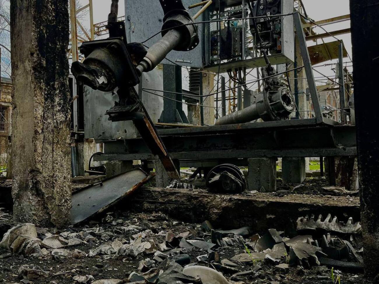 Работники ДТЭК используют газовые горелки, уголь и дрова, чтобы обогреть оборудование