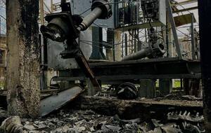 Работники ДТЭК используют газовые горелки, уголь и дрова, чтобы обогреть оборудование
