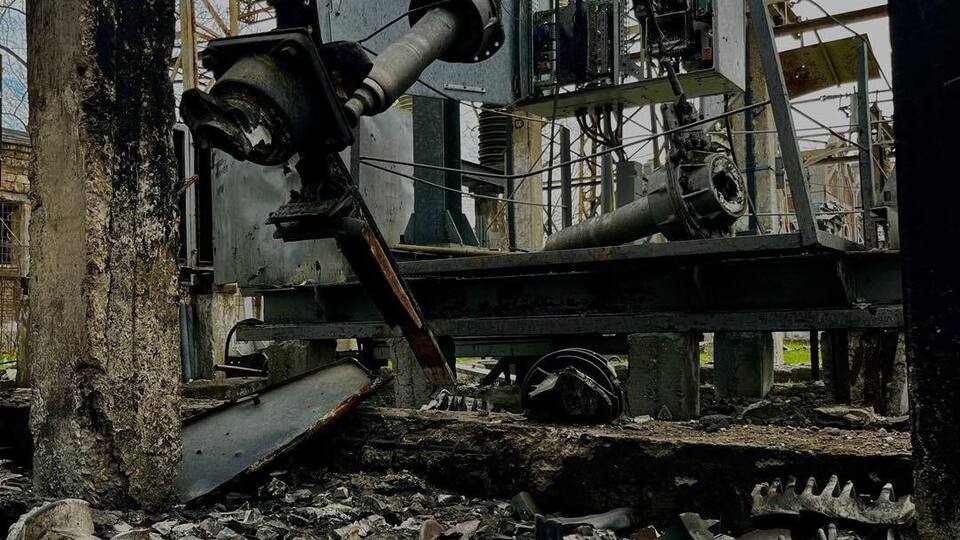 Работники ДТЭК используют газовые горелки, уголь и дрова, чтобы обогреть оборудование