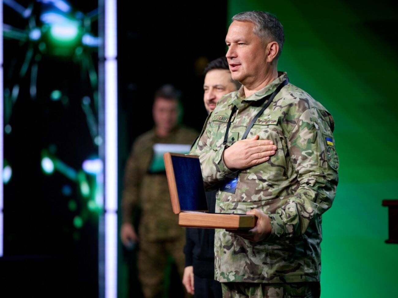 Елизаров получил наградное оружие