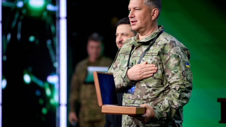 Елизаров получил наградное оружие