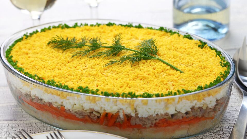 Для салата поджарьте любые любимые грибы