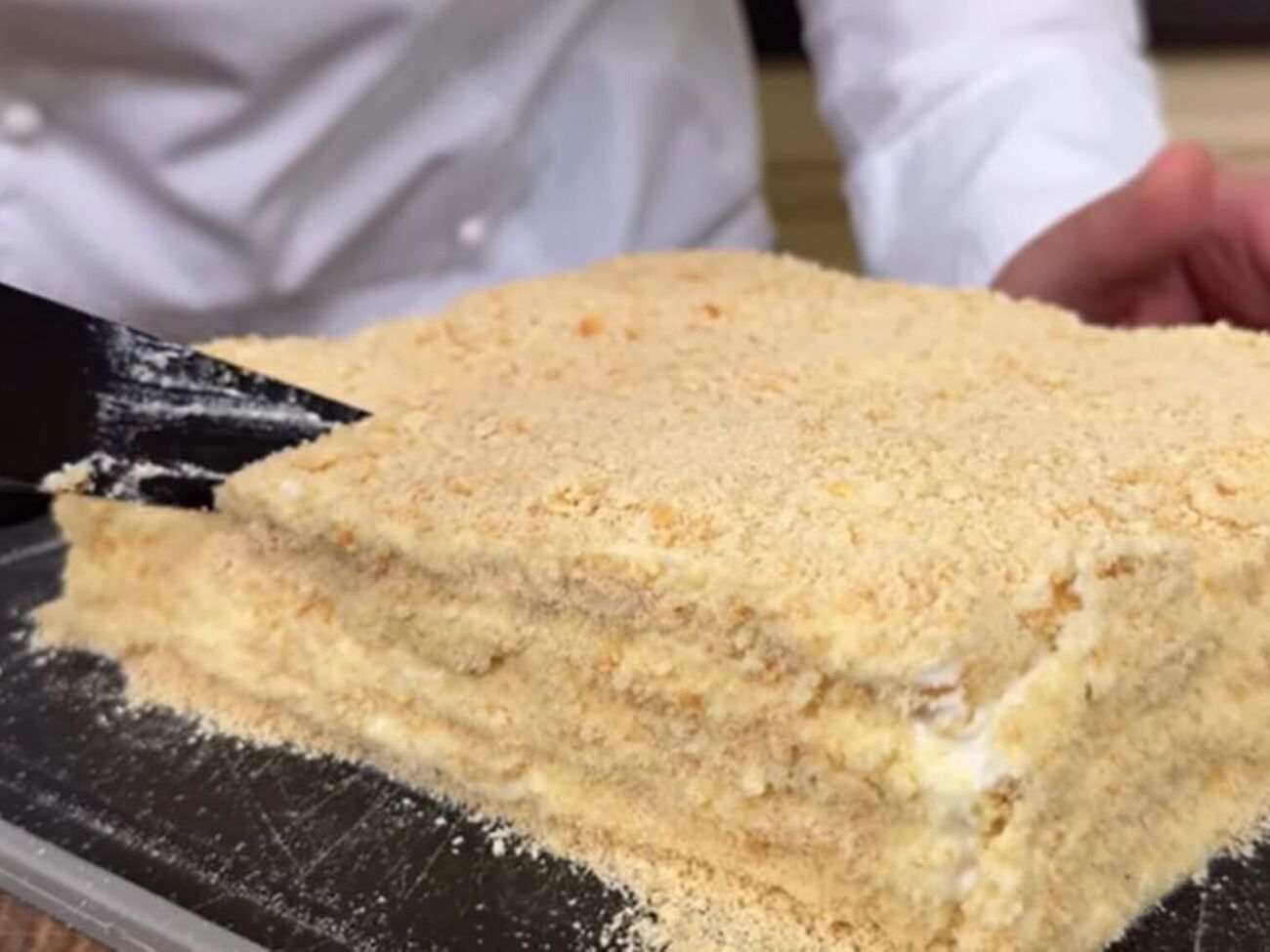 После приготовления поставьте торт в холодильник на 50 минут для пропитки