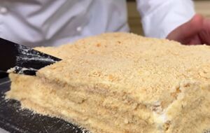 После приготовления поставьте торт в холодильник на 50 минут для пропитки