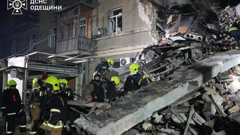Попередньо, під завалами може перебувати троє людей
