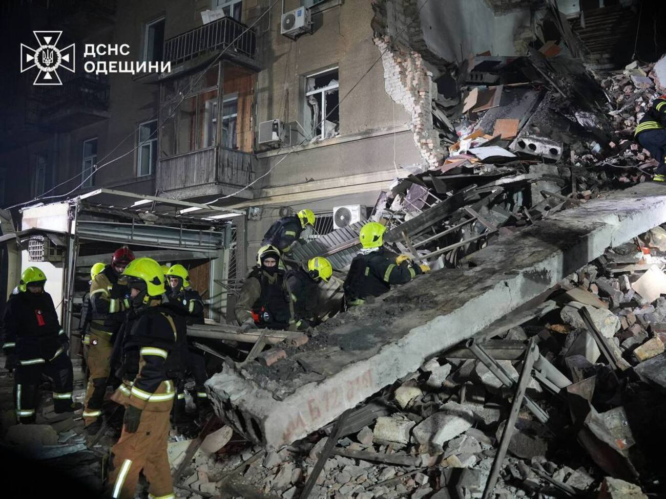 Предварительно, под завалами могут находиться три человека