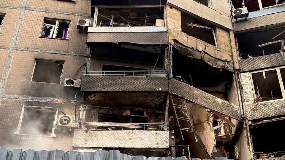 Під завалами пошкодженого будинку виявили тіло чоловіка