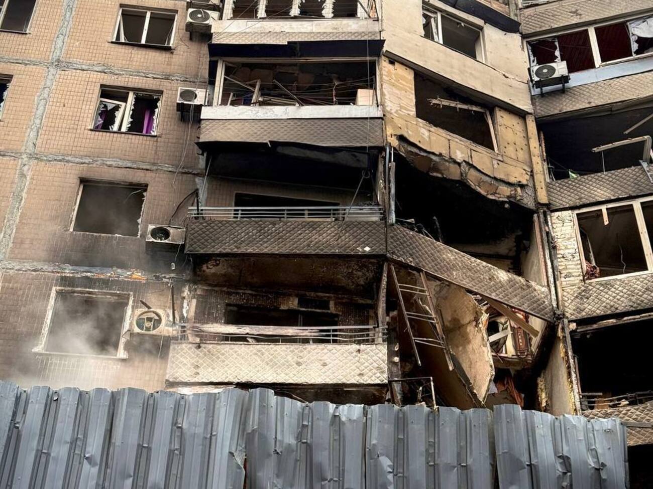 Под завалами поврежденного дома обнаружили тело мужчины