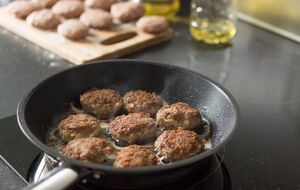 Котлети не пригорять завдяки одному із правил