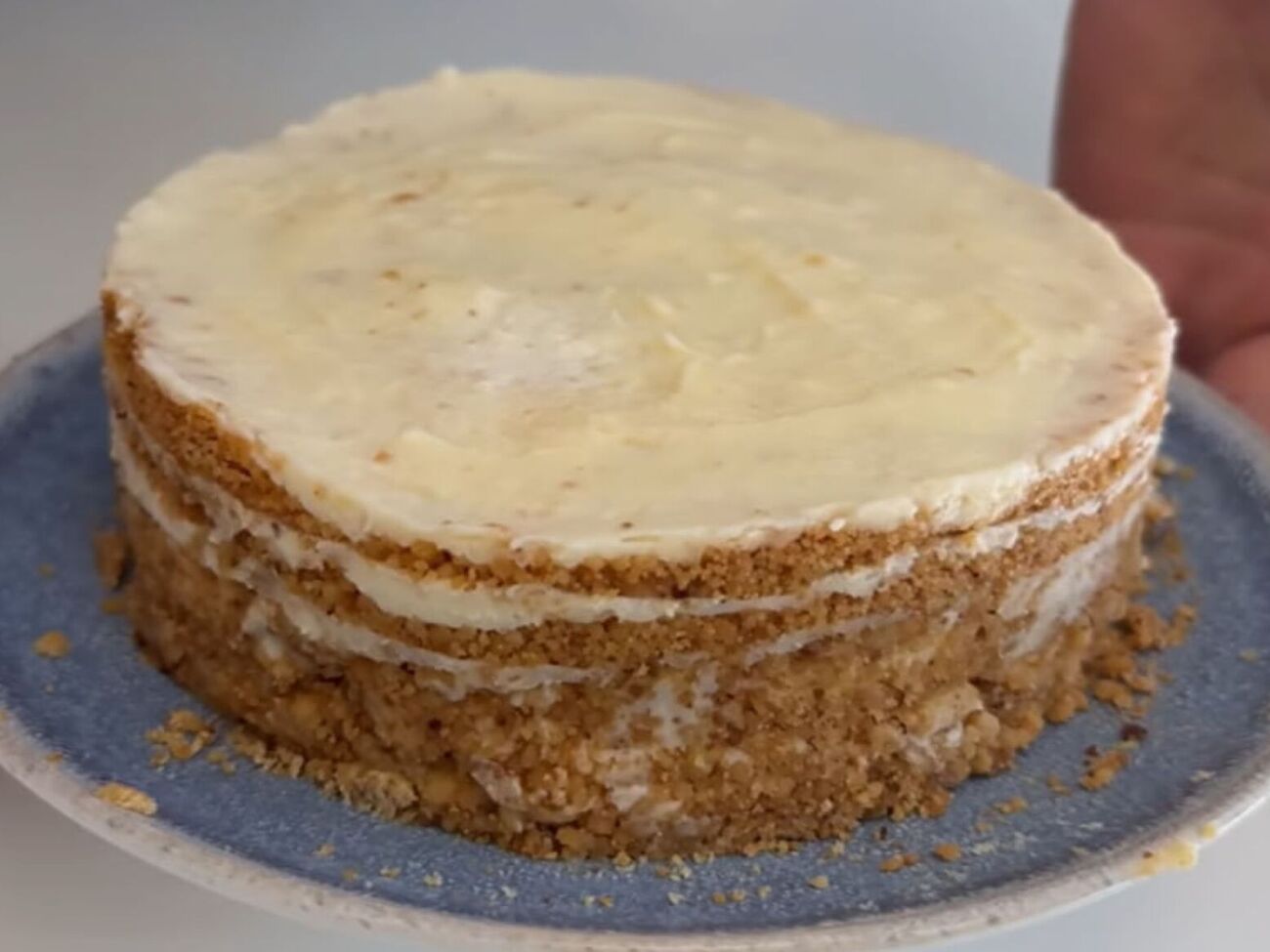 Готовый торт поставьте в холодильник минимум на четыре часа