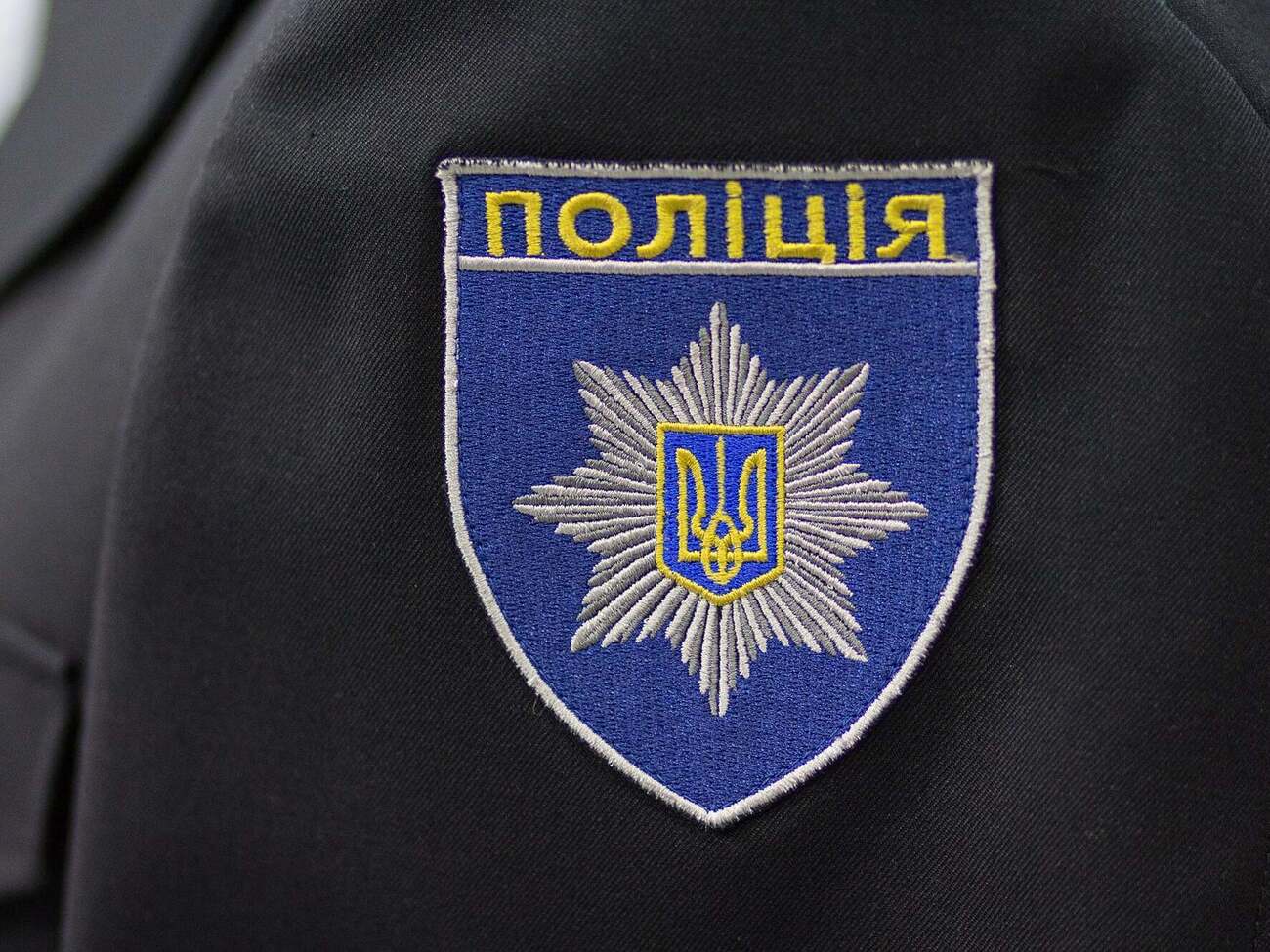 Мужчину, открывшего огонь по полицейским, разыскивали за убийство