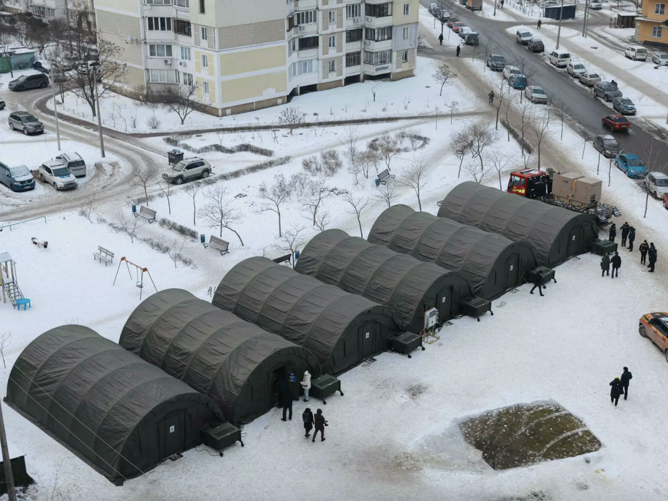 На Троєщині розгорнули два наметові містечка