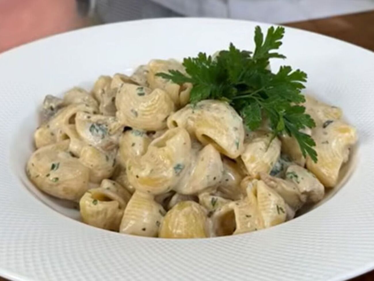 При подаче на стол посыпьте макароны тертым сыром