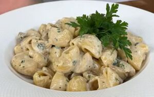 Під час подавання на стіл посипте макарони тертим сиром