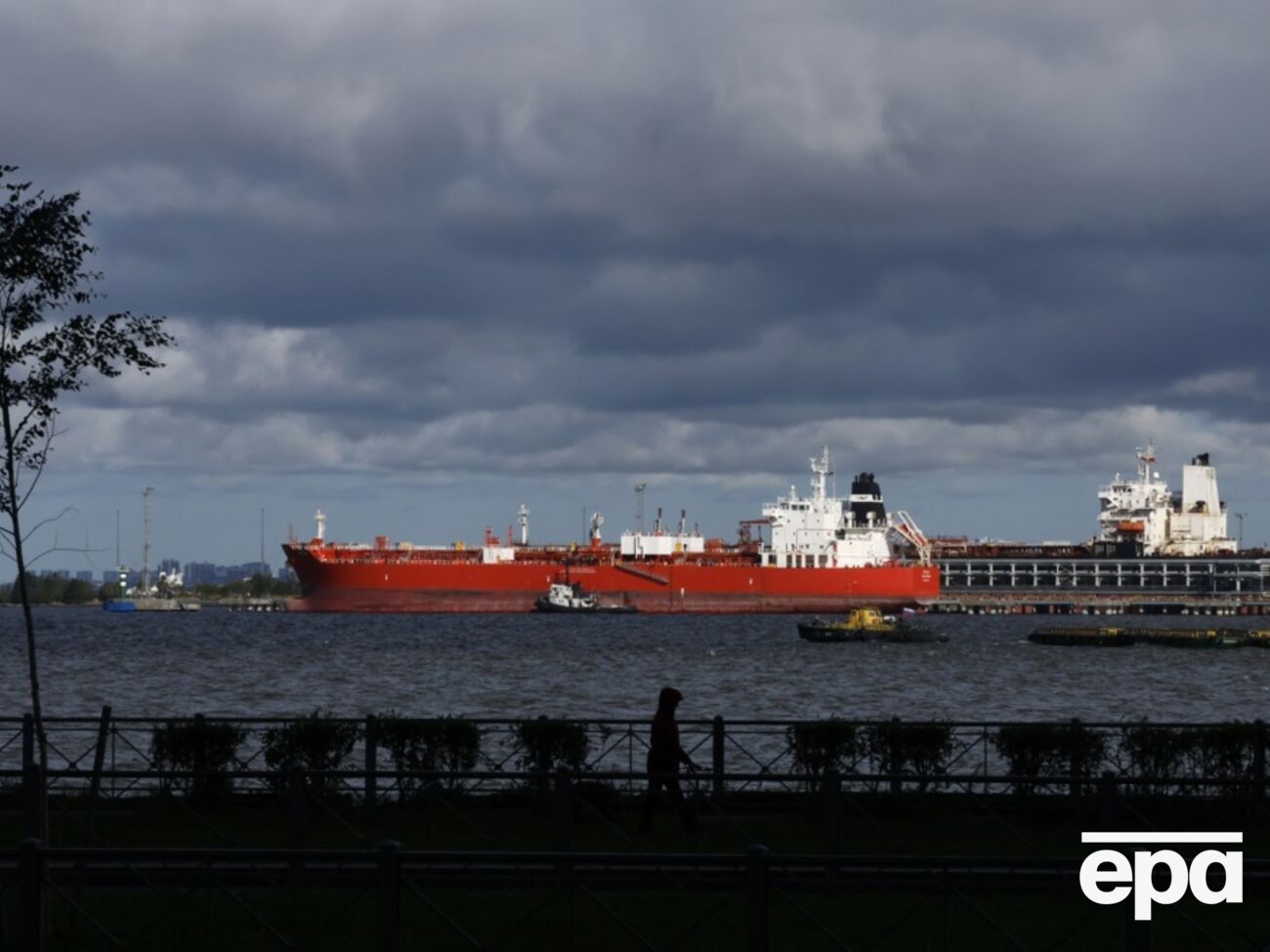 Танкери з нафтою РФ часто змінюють маршрути, стоять біля Індії й Оману або прямують до Китаю