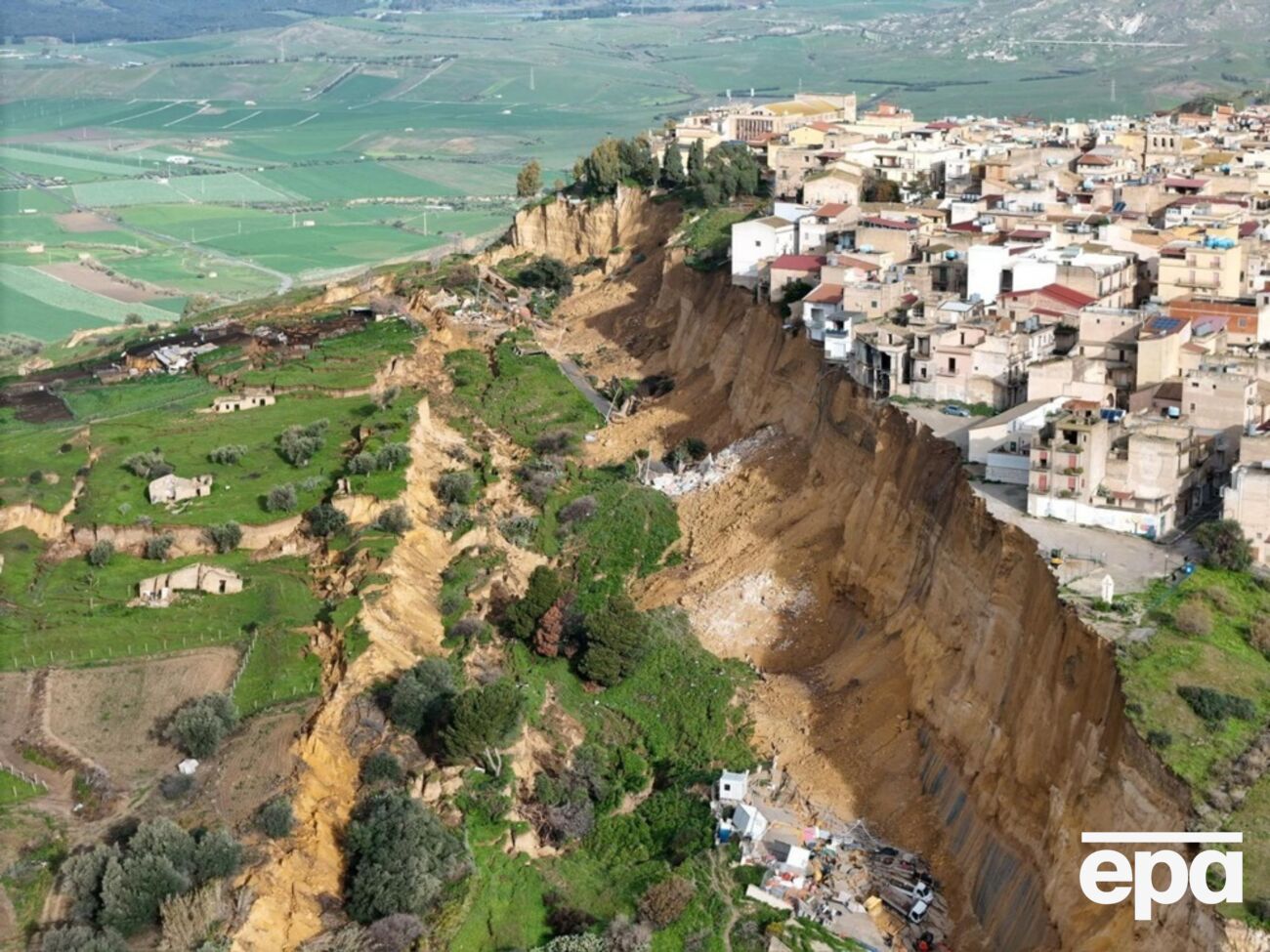 Сотни домов оказались на краю пропасти
