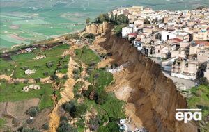 Сотни домов оказались на краю пропасти