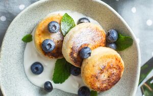 До сирників можна додати ягоди