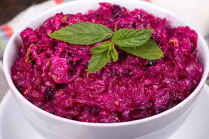 Для салата понадобится соленый огурец