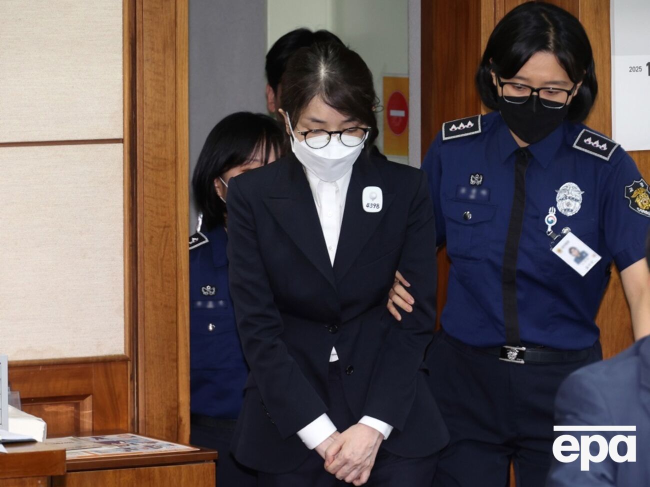 Суд приговорил Ким Кон Хи к 20 месяцам заключения