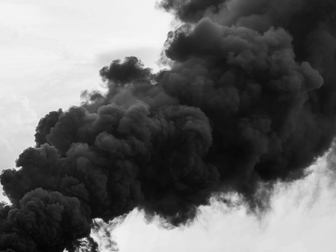 Из-за удара загорелись нефтепродукты