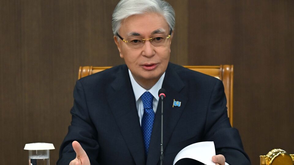 Токаєв назвав "обурливим" факт переказування через Казахстан майже $14 млрд