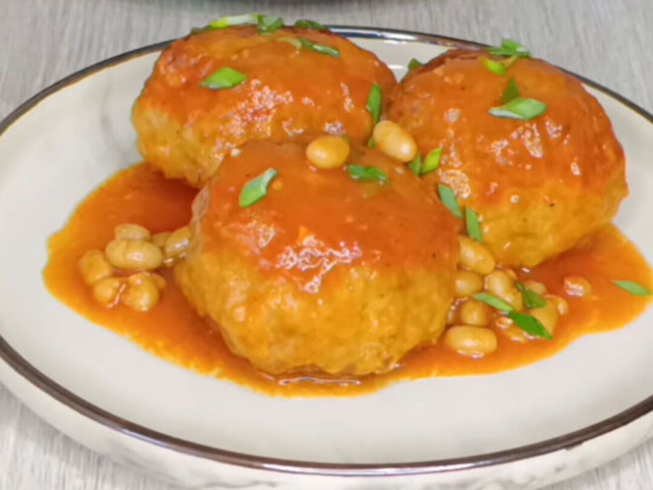 Посыпьте готовое блюдо зеленью. Подавайте с любимым гарниром