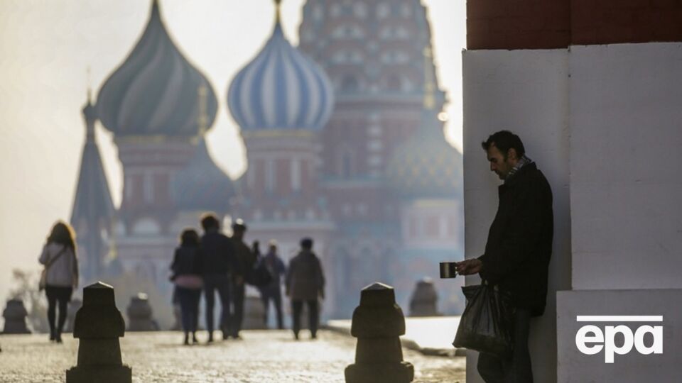В перехваченном разговоре россияне обсуждают, что их доходов хватает только на питание и налоги