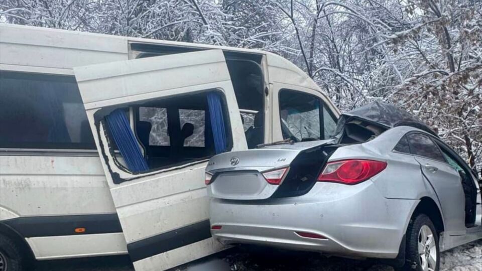 Двоє людей, які були в легковику, загинули