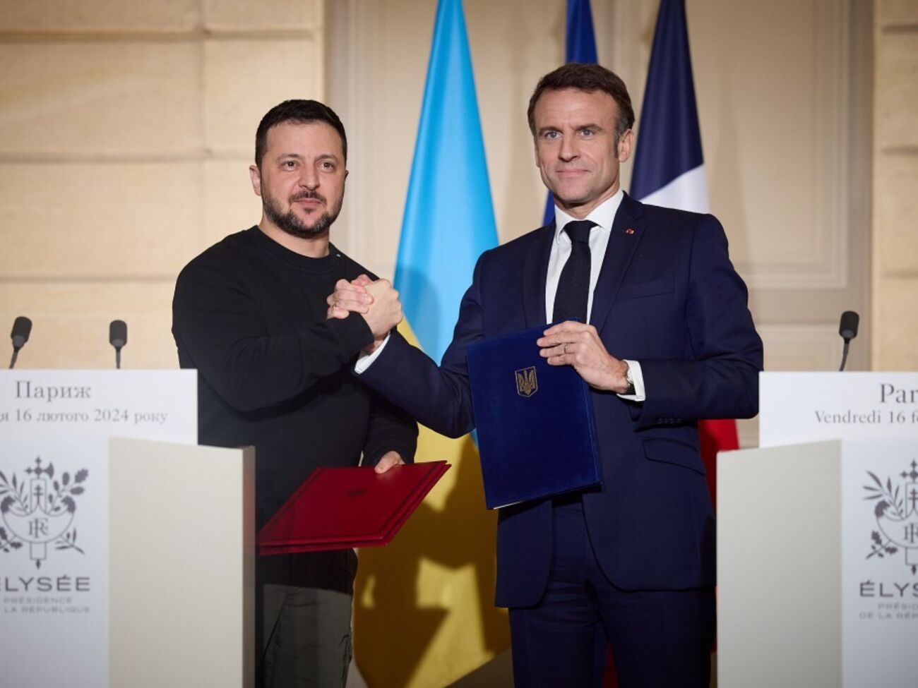 Франция будет поддерживать Украину "столько, сколько будет необходимо", заверил Зеленского Макрон