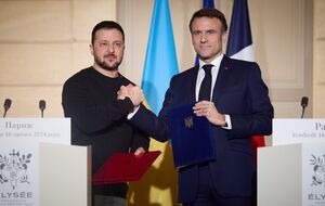 Франция будет поддерживать Украину "столько, сколько будет необходимо", заверил Зеленского Макрон