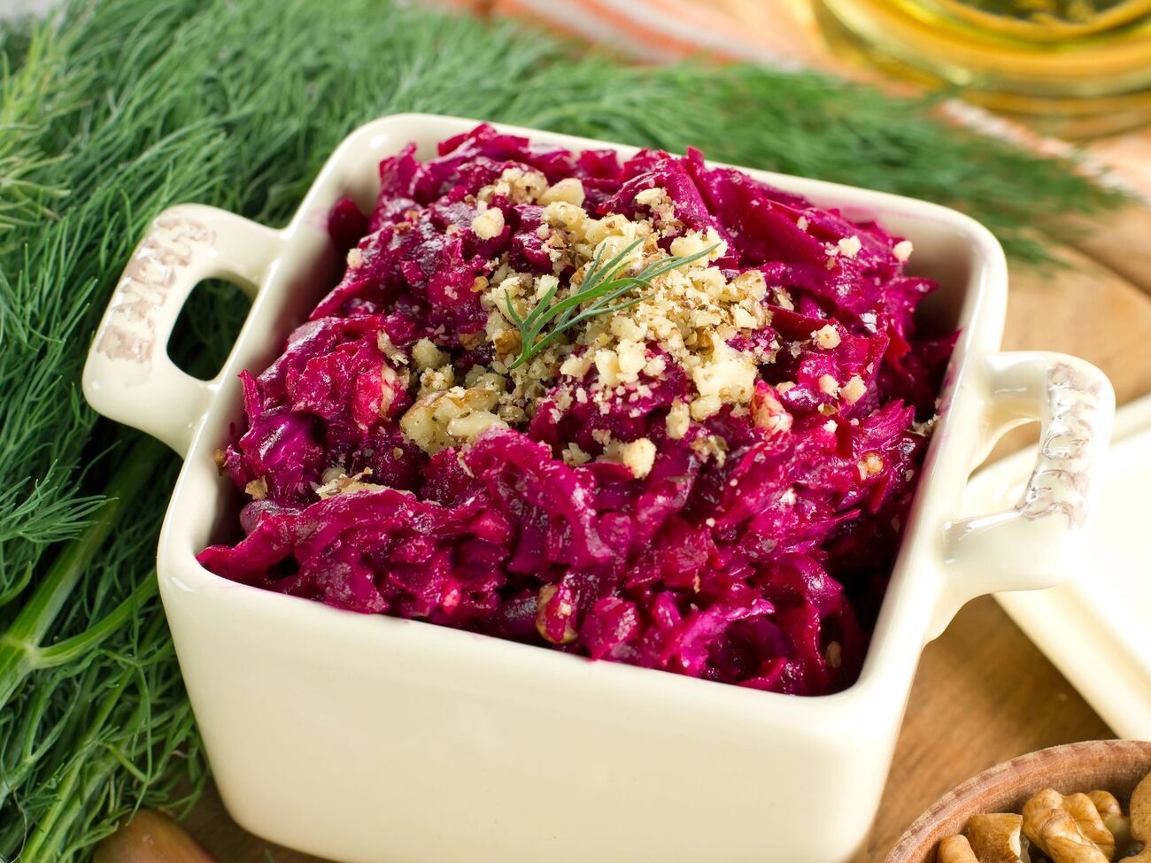 Для салата возьмите 50 г орехов