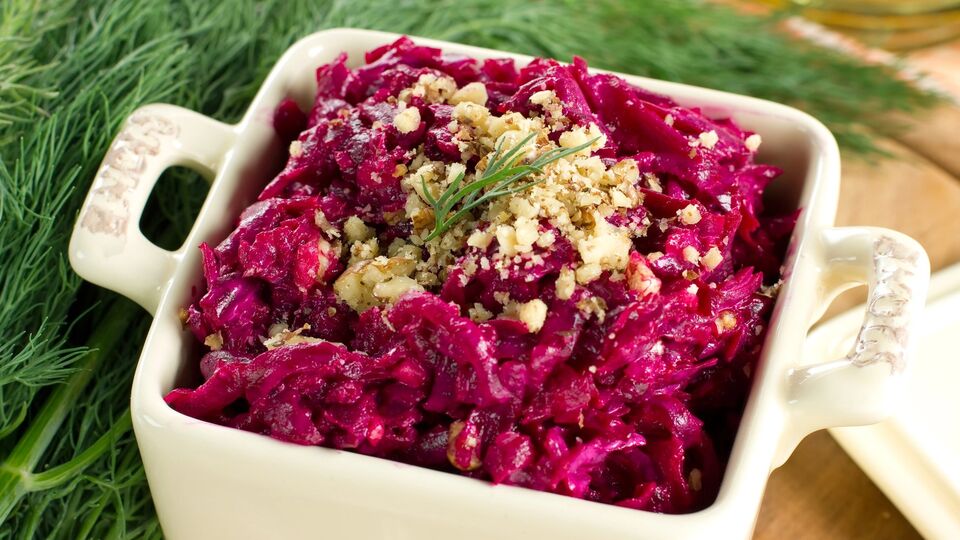 Для салата возьмите 50 г орехов