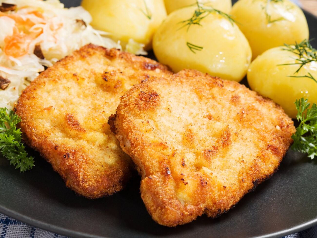 Чтобы отбивные идеально прожарились, куски мяса должны быть не тоньше 3 см