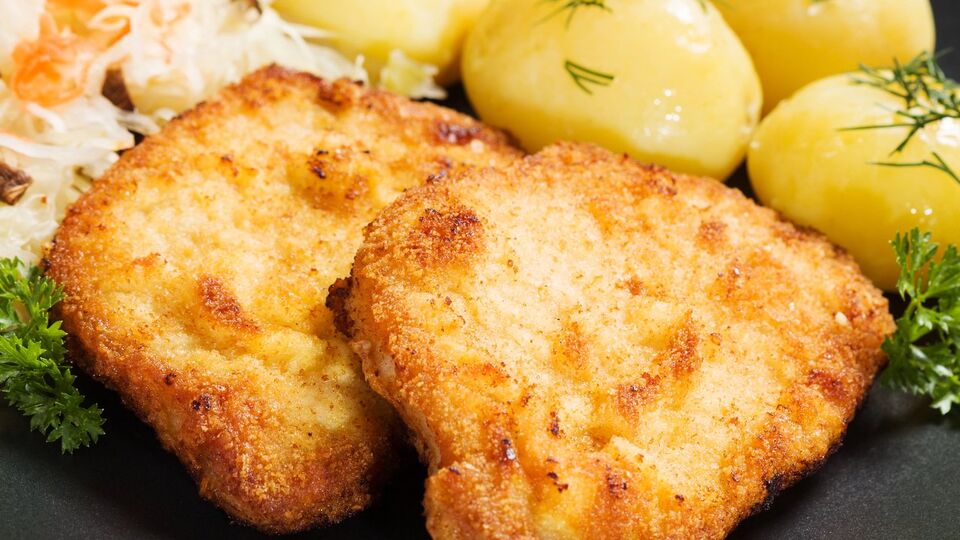 Чтобы отбивные идеально прожарились, куски мяса должны быть не тоньше 3 см